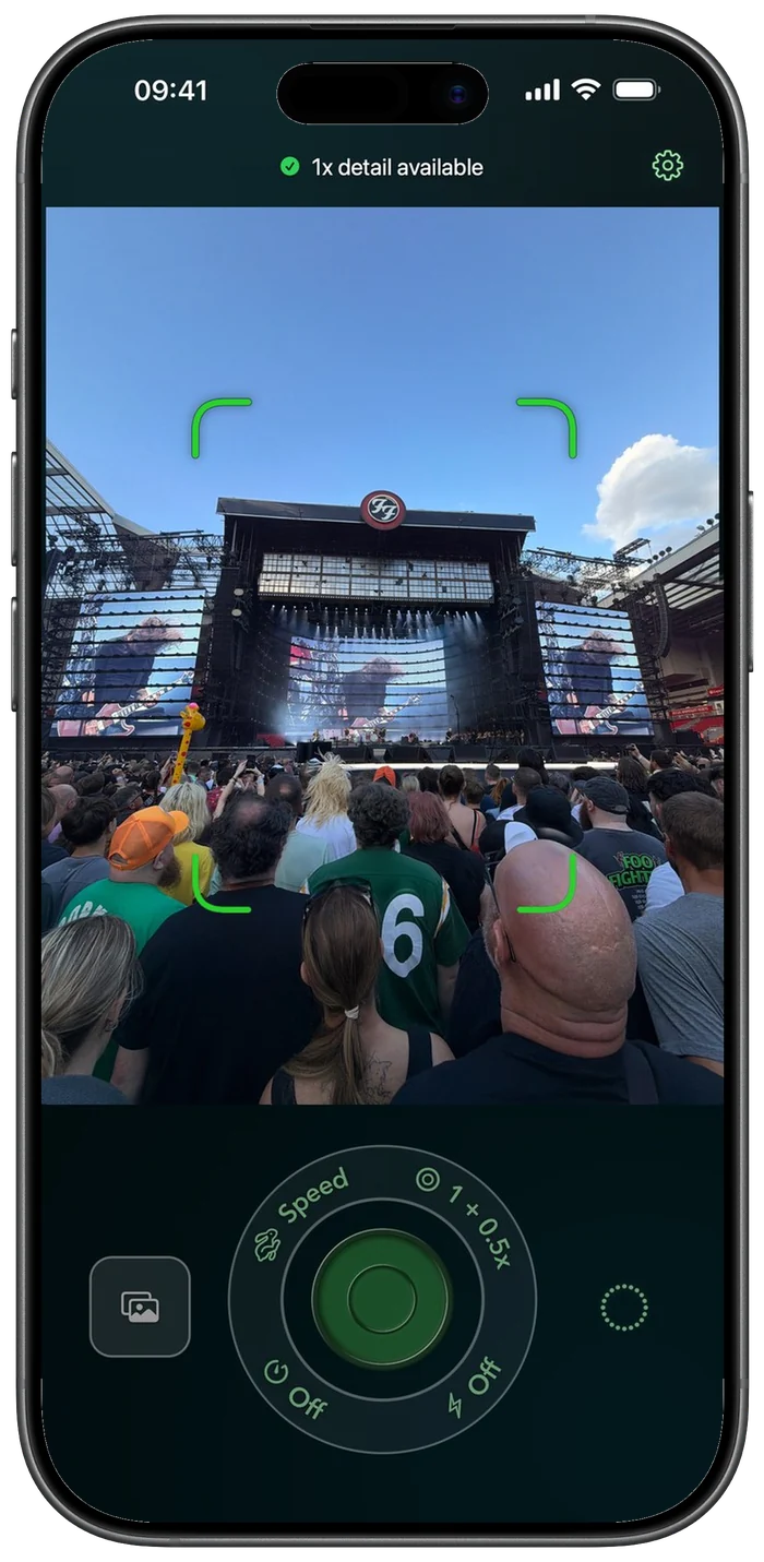 The same camera screen set to 1 + 0.5x: the green brackets cover a much wider part of the frame, because the second lens here is the main camera rather than a telephoto.